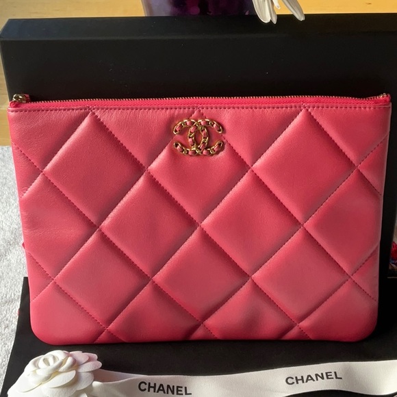💐 CHANEL 19 POUCH O - CASE IN IRIDESCENT PINK 💐 NWT 💐 - Picture 7 of 16